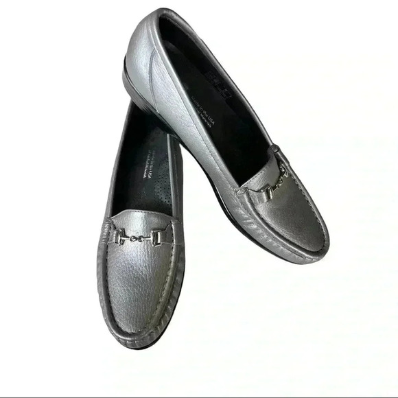 SAS METALLIC SILVER LOAFERS!! Size 8!! GREAT WORK SHOE MADE FOR COMFORT!! - Picture 1 of 9